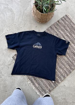 Вінтажна темно синя укорочена футболка carhartt wip з маленькими вишитими логотипами на грудях й спині