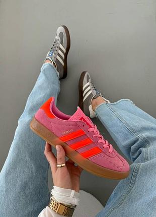 Жіночі рожеві кросівки adidas gazelle indoor pink orange х адідас газель 36