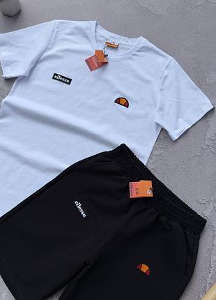 Костюм ellesse, футболка, шорти,
2 пари шкарпеток у подарунок!