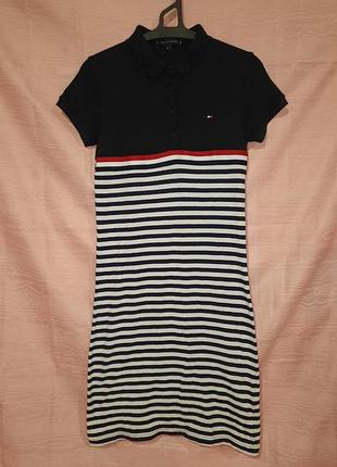 Плаття-поло tommy hilfiger у темно-синю та білу смужку з вишитим логотипом прапора на грудях.