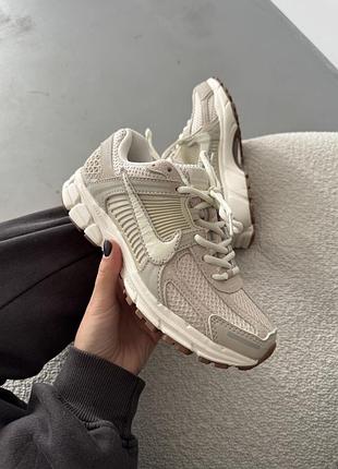 Бежевые кроссовки унисекс nike air zoom vomero 5 beige х кортез 41