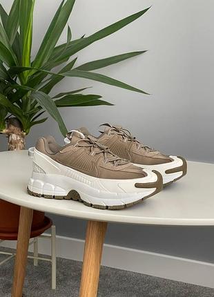 Бежевые кроссовки унисекс nike zoom vomero roam light bone х вомеро 45