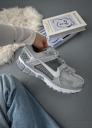 Женские серые кроссовки nike air zoom vomero 5 metallic grey х вомеро 38
