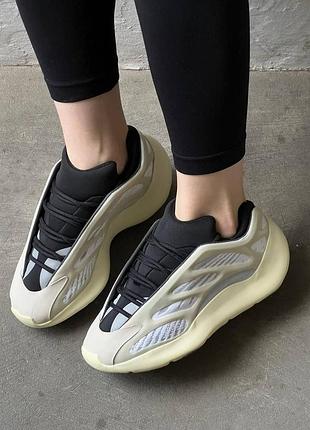 Бежевые кроссовки адидас изи буст 700 v3 унисекс adidas yeezy boost 700 v3 azael 45