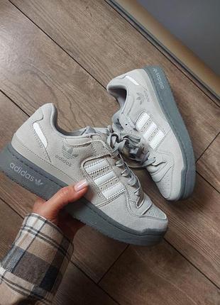 Мужские серые кроссовки adidas forum low grey white х форум 43