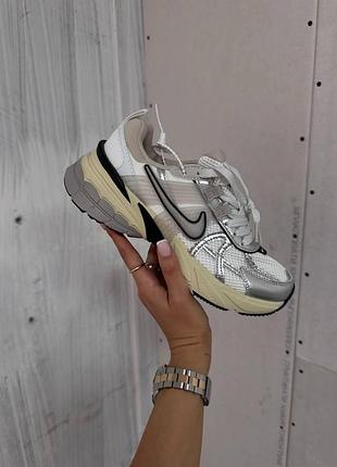 Серые кроссовки унисекс nike v2k runtekk summit white metallic silver х эйр макс 39