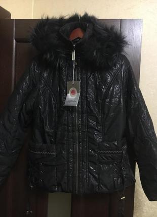 Модная зимняя куртка ( утеплённая) с капюшоном.