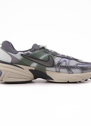 Серые кроссовки унисекс nike runtekk v2k summit white metalic silver х рантек 36