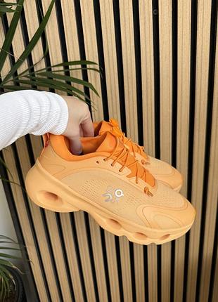 Жовтогарячі кросівки унісекс loewe on cloudsolo orange х лойве 39