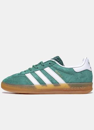 Женские зеленые кроссовки adidas gazelle indoor collegiate green gum х газель 38