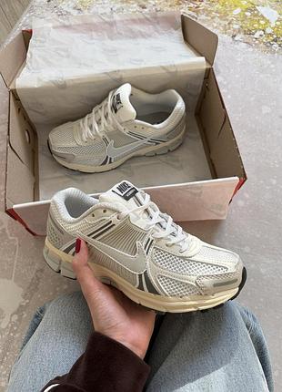 Бежеві кросівки унісекс nike air zoom vomero 5 platinum tint х вомеро 40
