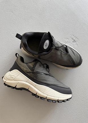 Мужские серые кроссовки reebok zig kinetica 2.5 edge spyder khaki beige termo х рибок 42
