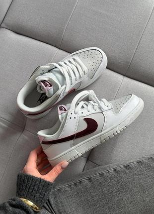 Жіночі білі кросівки nike sb dunk low sail burgundy crush х данік 41