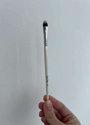 Кисть для губ emvida t05