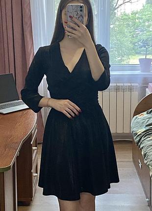 Чорна сукня з v-подібним вирізом