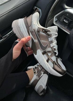 Женские белые кроссовки nike v2k run mink brown summit white college grey х рантек 38