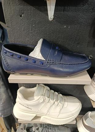 Продам нові сині мокасини valentino garavani. елегантний дизайн, преміальна якість матеріалів та комфортна посадка. ідеальний вибір, розмір-42-44