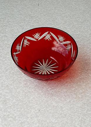 Ваза из красного стекла