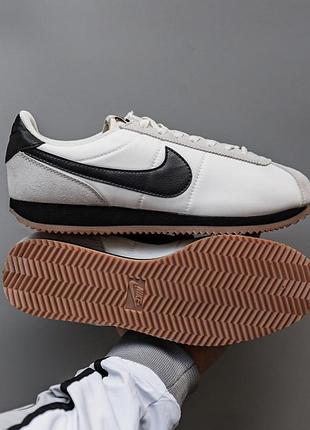 Білі кросівки унісекс nike cortez white black х кортез 42