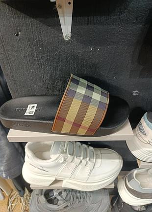 Продам новые коричневые шлепанцы burberry. стильный дизайн, качественные материалы и комфортная посадка. отличный выбор для лета и отдыха.