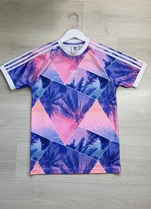 Чоловіча спортивна футболка adidas поліестер оригінал чудова легка дихаюча футболка для тренувань та спорту розмір s / ua 46