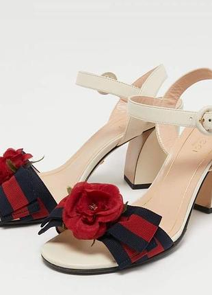 Білі шовкові квіткові сандалі з бантом та мереживом gucci