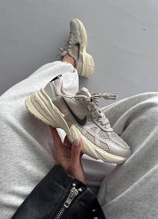 Бежеві кросівки унісекс nike v2k runtek beige black х рантек 41