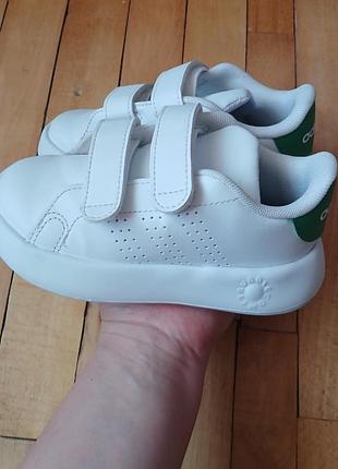 Белые кроссовки adidas