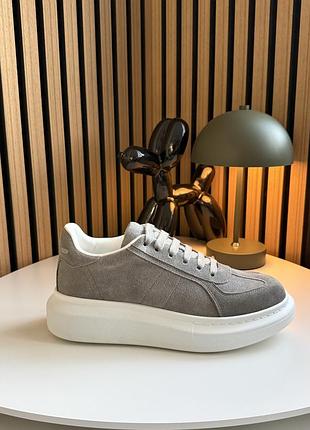 Серые женские кроссовки alexander mcqueen grey white х маквин 36