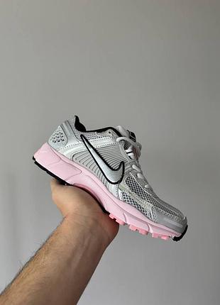 Женские серые кроссовки nike air zoom vomero 5 silver pink foam х вомеро 38