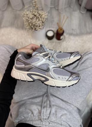 Сірі кросівки унісекс nike zoom vomero 5 runner purple х вомеро 44