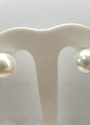 Срібні сережки гвоздики куля з перлів зі вставками фіанітів на застібці