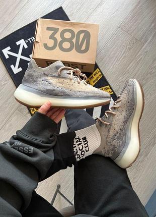 Светлые серые кроссовки адидас изи 380 adidas yeezy 380 mist reflective 36