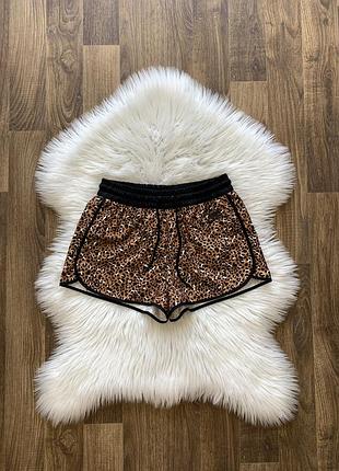 Леопардові короткі бриджі спортивні жіночі шорти для бігу nike women's tempo dry leopard print running shorts оригінал розмір s