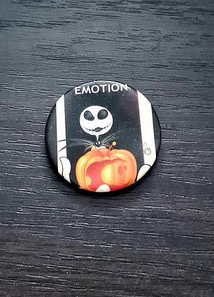Значок "jack on black" від бренду the nightmare before christmas виконаний на металевій основі