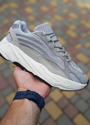 Чоловічі літні кросівки adidas yeezy 700 v2 сірі на білій підошві модні кросівки адідас ізі 700 45