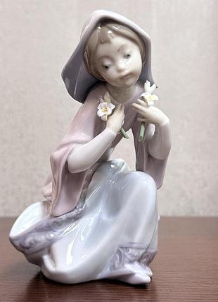 Фарфоровая статуэтка lladro «маленькая дева».