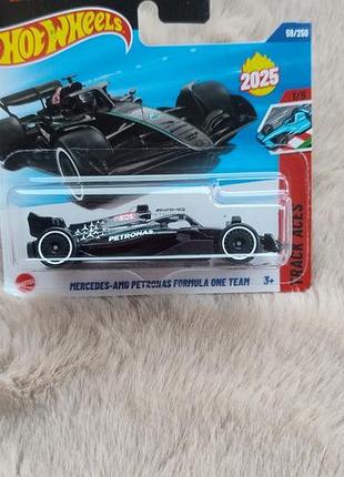 Коллекционная модель hot wheels mercedes-amg petronas f1 team