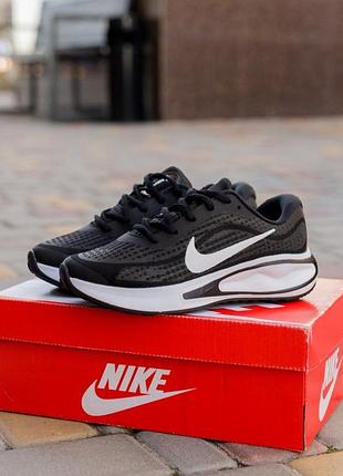 Nike journey run
• black white •