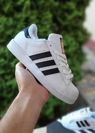 Женские зимние теплые кроссовки на меху adidas superstar белые с черным кроссовки адидас суперстар