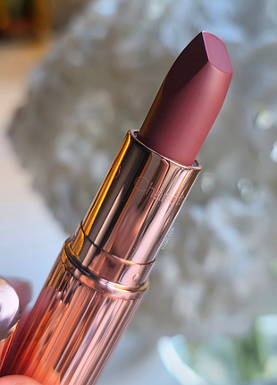 Помада матова charlotte tilbury matte revolution pillow talk medium 3.5 г