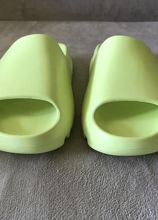 Тапочки, лапті adidas yeezy slide green
