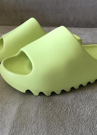 Тапочки, лапті adidas yeezy slide green