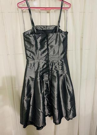 Элегантное атласное платье на бретельках от nilonna collection