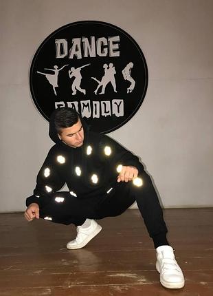 Спортивний костюм унісекс зі світловідбивним принтом.