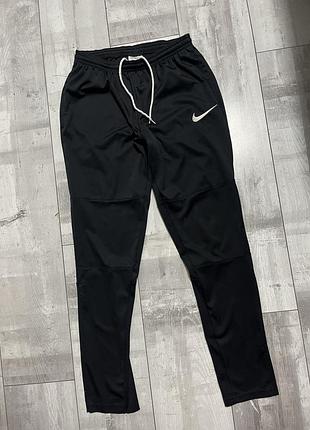 Чорні спортивні штани nike у хорошому стані. зручні, легкі та комфортні для тренувань, прогулянок і повсякденного носіння.