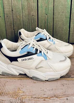 Білі кросівки swin shoes із синіми та чорними вставками на високій підошві
