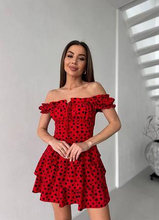 Женский короткий комбинезон-платье с открытыми плечами, рюшами и принтом в сердечки из софта (червоний з чорними сердечками, l) червоний з чорними се…
