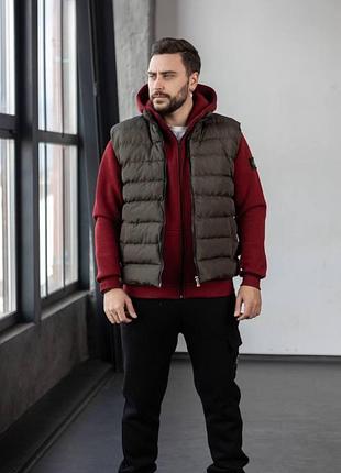 Набор зимний тройка stone island: жилет-зип худи-штаны-2 пары носков в подарок бордовый, xxl
