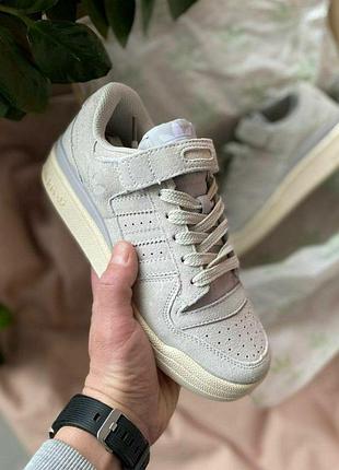Замшеві жіночі кроси adidas forum 84 low сірого кольору адідас форум для жінок